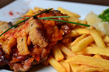  kızarmış patates ve et beyaz plaka