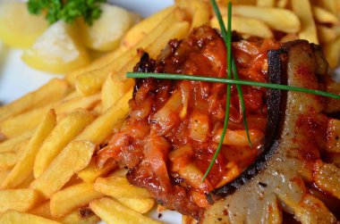  kızarmış patates ve et beyaz plaka