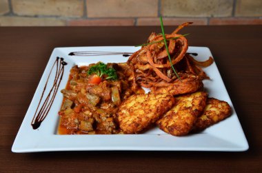 Beyaz tabakta ev yapımı et ve sebze Sote