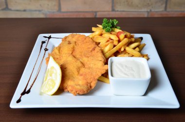  kızarmış patates ve et beyaz plaka