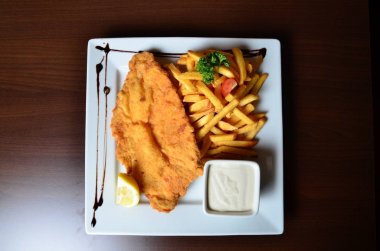  kızarmış patates ve et beyaz plaka