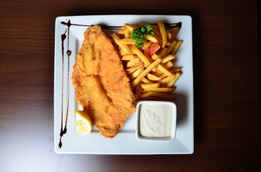  kızarmış patates ve et beyaz plaka