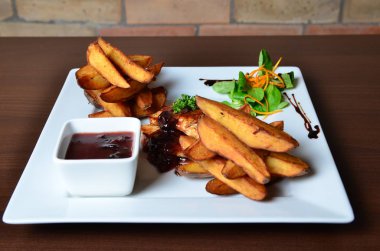  kızarmış patates ve et beyaz plaka