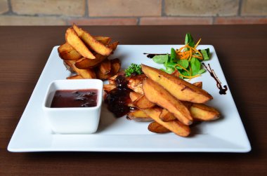  kızarmış patates ve et beyaz plaka