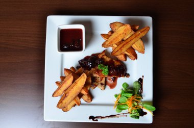  kızarmış patates ve et beyaz plaka