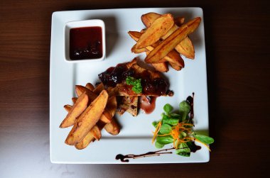  kızarmış patates ve et beyaz plaka