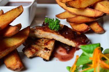  kızarmış patates ve et beyaz plaka