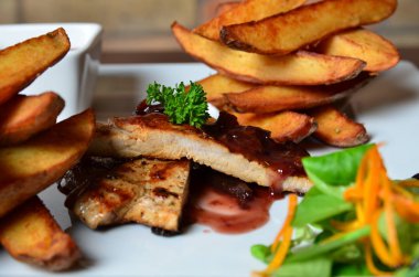  kızarmış patates ve et beyaz plaka