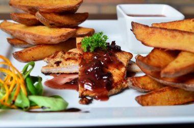  kızarmış patates ve et beyaz plaka