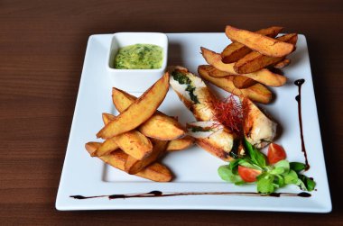  kızarmış patates ve et beyaz plaka