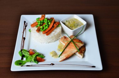 Ev yapımı et ve sebze pilav ile servis