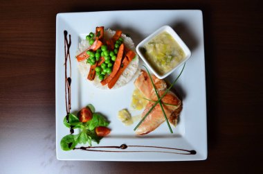 Ev yapımı et ve sebze pilav ile servis