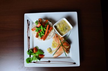 Ev yapımı et ve sebze pilav ile servis