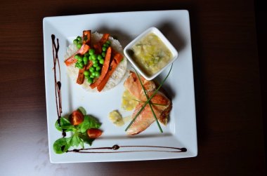 Ev yapımı et ve sebze pilav ile servis