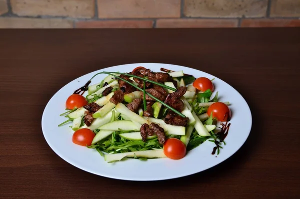 Salada Saborosa Com Maçãs Filé Pato — Fotografia de Stock