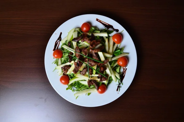 Вкусный Салат Яблоками Утиным Филе — стоковое фото