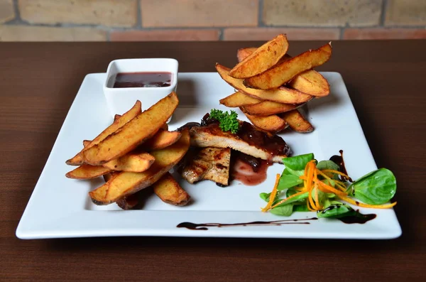 Patatas Fritas Carne Plato Blanco —  Fotos de Stock