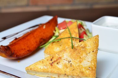 yam pişmiş tatlı patates ve güveç