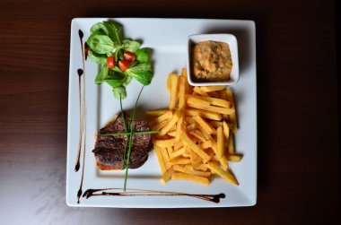 Biftek otlar ve patates kızartması ile