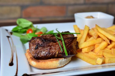 Biftek otlar ve patates kızartması ile