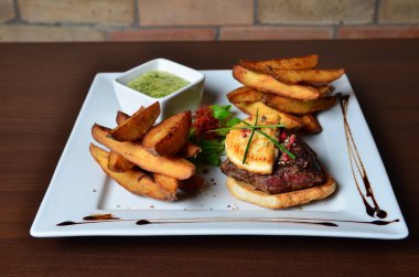 Biftek otlar ve patates kızartması ile