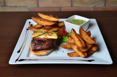 Biftek otlar ve patates kızartması ile