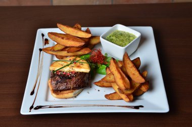 Biftek otlar ve patates kızartması ile