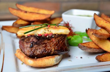 Biftek otlar ve patates kızartması ile