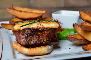 Biftek otlar ve patates kızartması ile