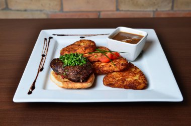 Biftek otlar ve patates kızartması ile