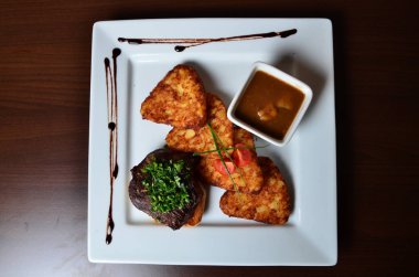 Biftek otlar ve patates kızartması ile