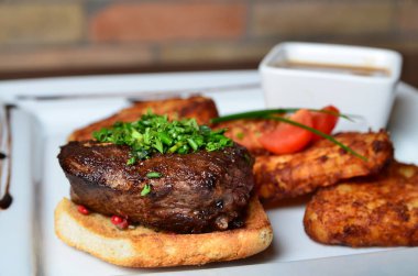 Biftek otlar ve patates kızartması ile