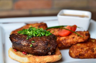 Biftek otlar ve patates kızartması ile