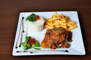 Sığır eti güveç noodles ile