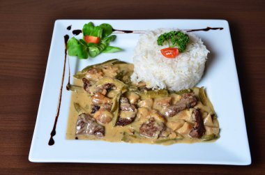 Sığır eti güveç noodles ile