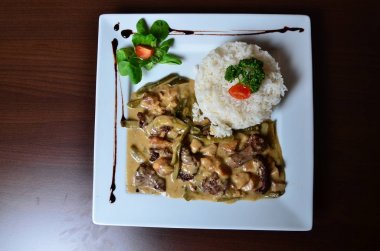 Sığır eti güveç noodles ile