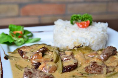 Sığır eti güveç noodles ile