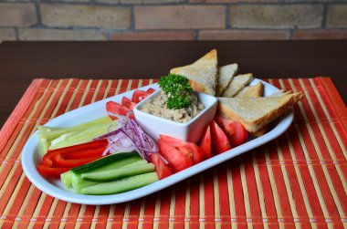 Kase ve taze sebze kremsi pate