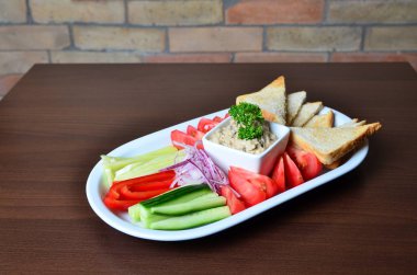 Kase ve taze sebze kremsi pate