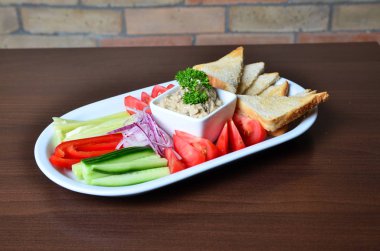 Kase ve taze sebze kremsi pate