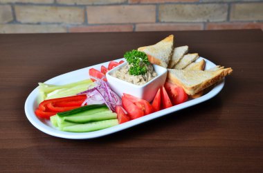 Kase ve taze sebze kremsi pate