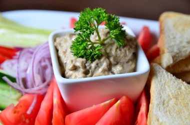 Kase ve taze sebze kremsi pate