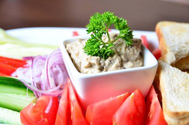 Kase ve taze sebze kremsi pate