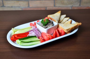 Kase ve taze sebze kremsi pate