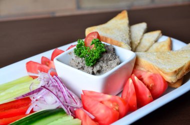 karaciğer ezme ve arka plan üzerinde taze sebze