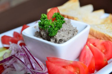 karaciğer ezme ve arka plan üzerinde taze sebze