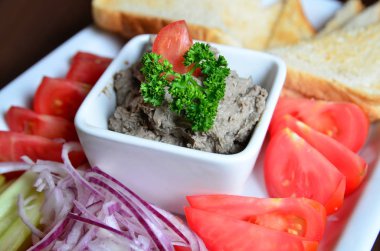 karaciğer ezme ve arka plan üzerinde taze sebze