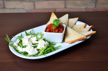 Beyaz peynir ve domates ve bitki