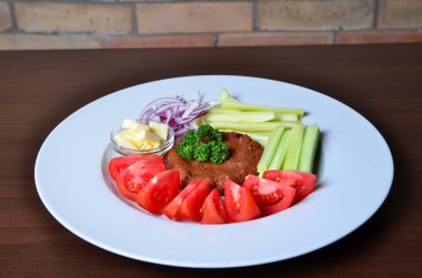  sebzeli beyaz tabak içinde pirzola