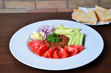  sebzeli beyaz tabak içinde pirzola